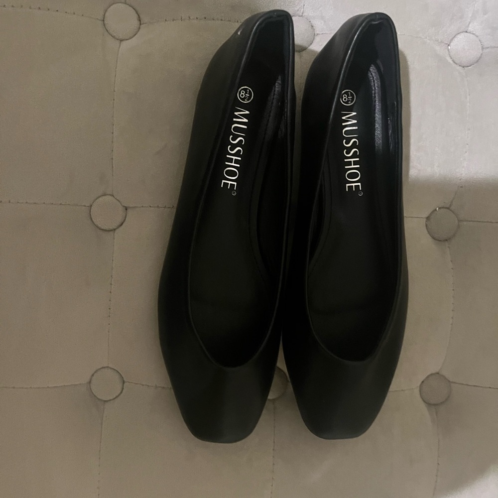 Women’s black ballet flats